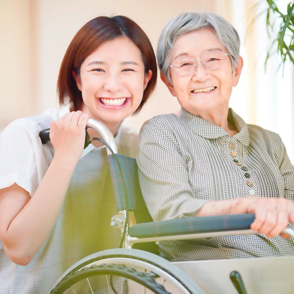 介護士とシニア女性